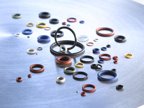Verschiedene O-Ringe in verschiedenen Materialien, Größen und Farben